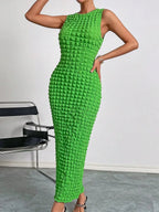 A casual and elegant lady's small round-neck fashionable sleeveless popcorn long dress for a date