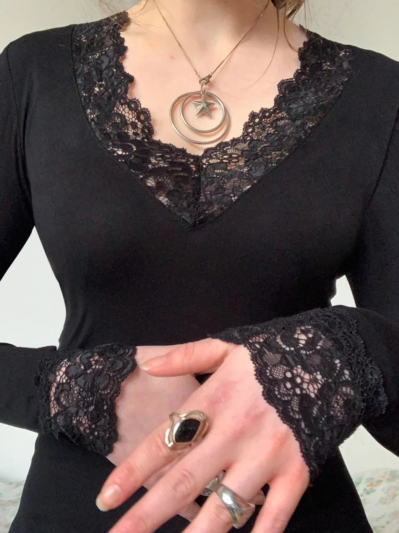 Cuteandpsycho Lace Patchwork Solid Slim Tee Shirts Long Sleeves V-neck Aesthetic Fashion Clothes Vintage Streetwear Black Tops