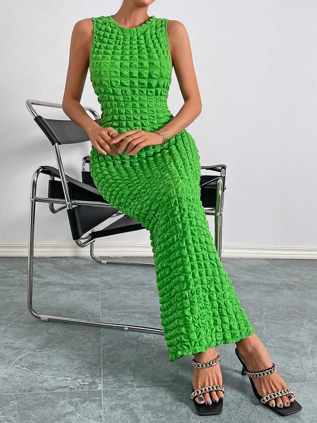 A casual and elegant lady's small round-neck fashionable sleeveless popcorn long dress for a date