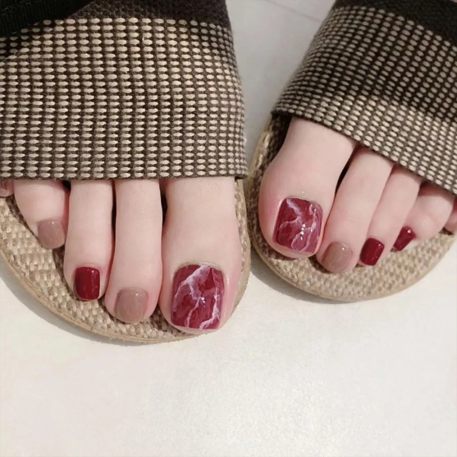 24pcs Black False Toenails Solid Color Glossy Fake Toenails Wearable Full Cover Ins Square Press on Toenail Patch for Girl Women