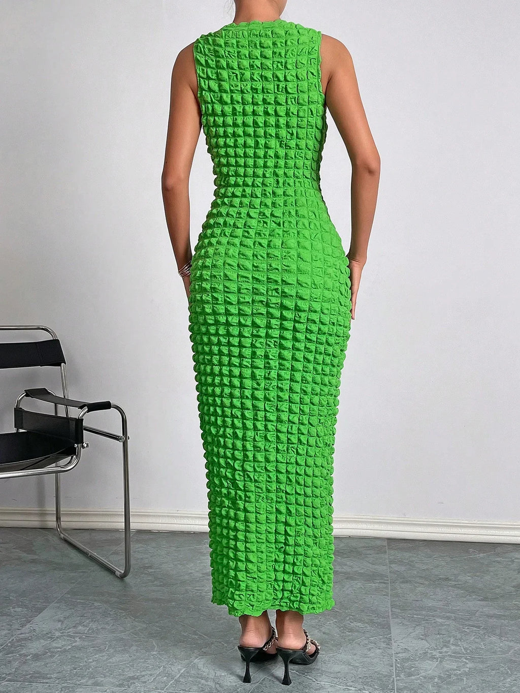 A casual and elegant lady's small round-neck fashionable sleeveless popcorn long dress for a date