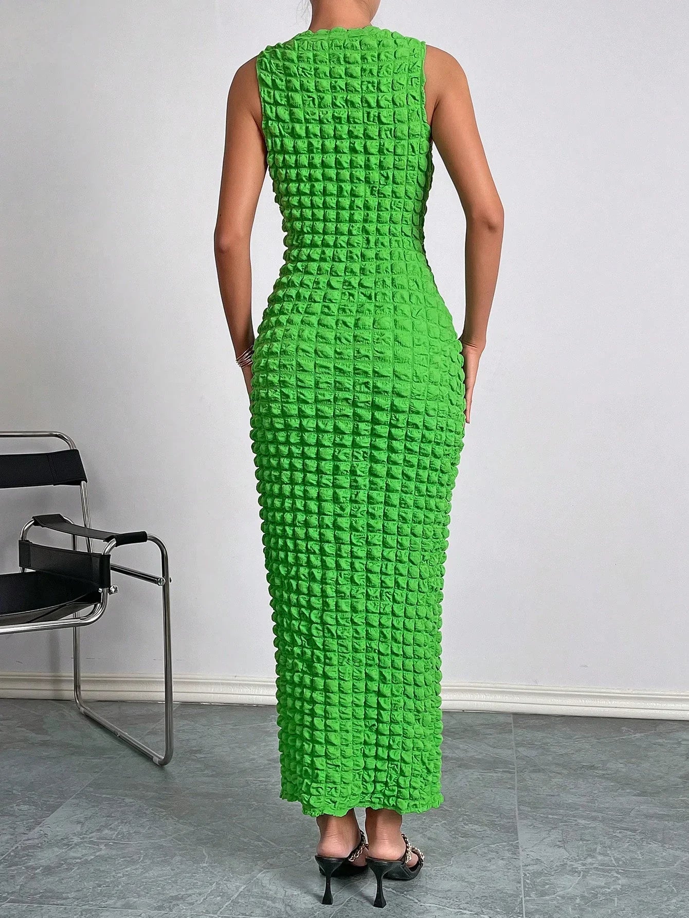 A casual and elegant lady's small round-neck fashionable sleeveless popcorn long dress for a date