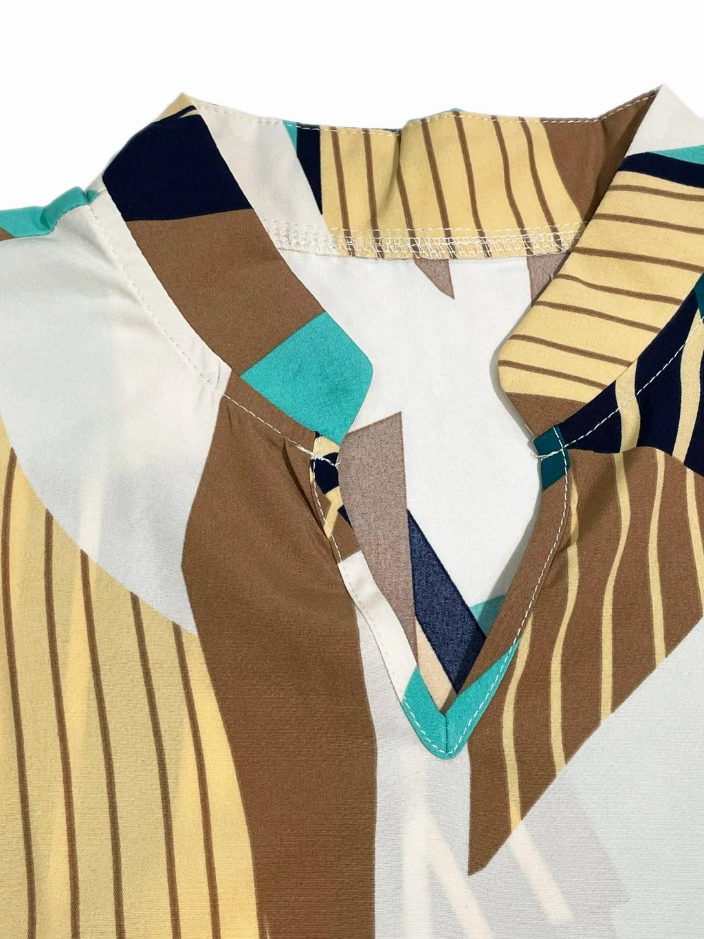 A Bat - Sleeved, Beled Dress with Geometric Patterns It's Suitable for Commuting in Spring and Summer, Featuring Elegant Style