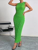 A casual and elegant lady's small round-neck fashionable sleeveless popcorn long dress for a date