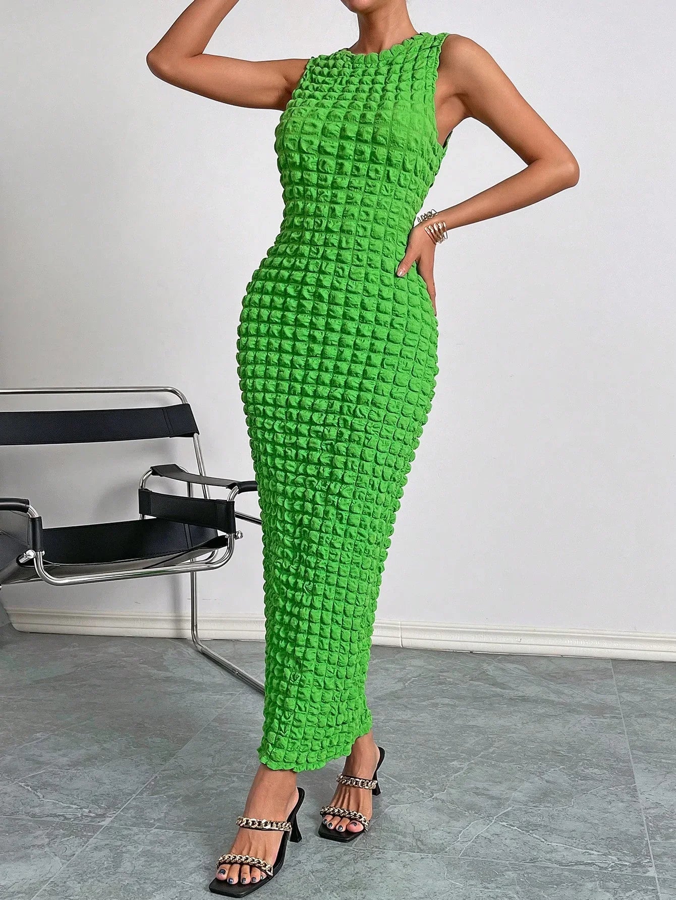 A casual and elegant lady's small round-neck fashionable sleeveless popcorn long dress for a date