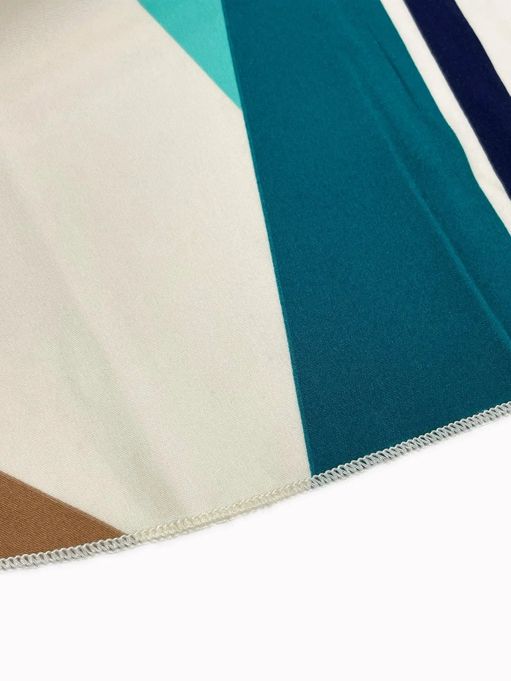 A Bat - Sleeved, Beled Dress with Geometric Patterns It's Suitable for Commuting in Spring and Summer, Featuring Elegant Style