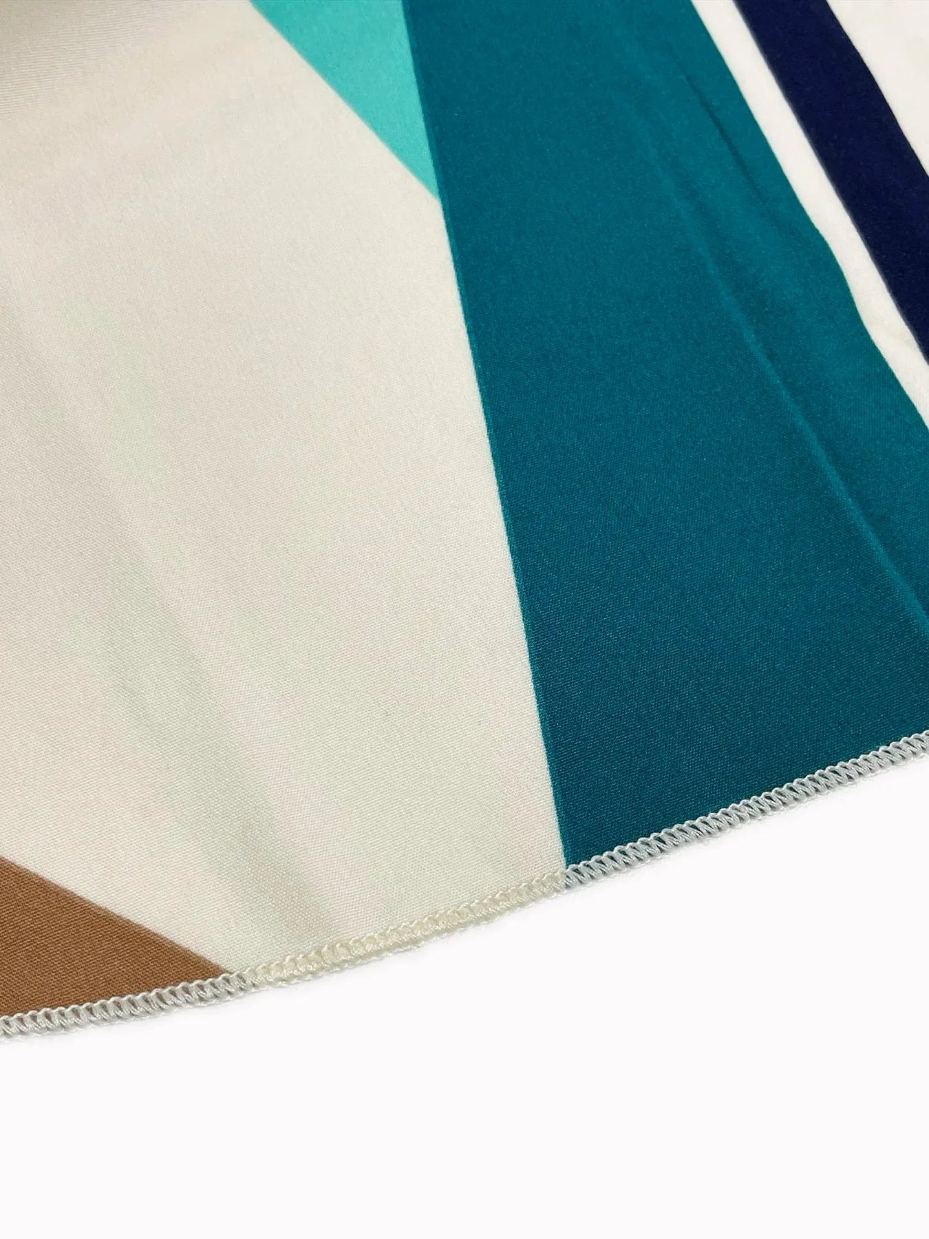 A Bat - Sleeved, Beled Dress with Geometric Patterns It's Suitable for Commuting in Spring and Summer, Featuring Elegant Style