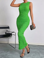 A casual and elegant lady's small round-neck fashionable sleeveless popcorn long dress for a date